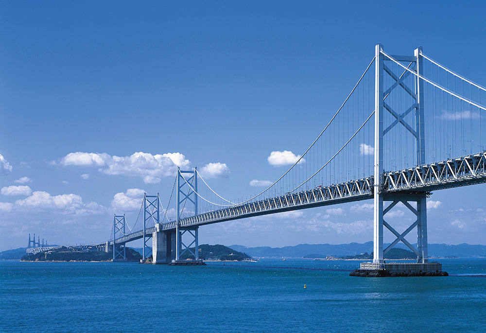 青空の下、瀬戸内海に架かる瀬戸大橋