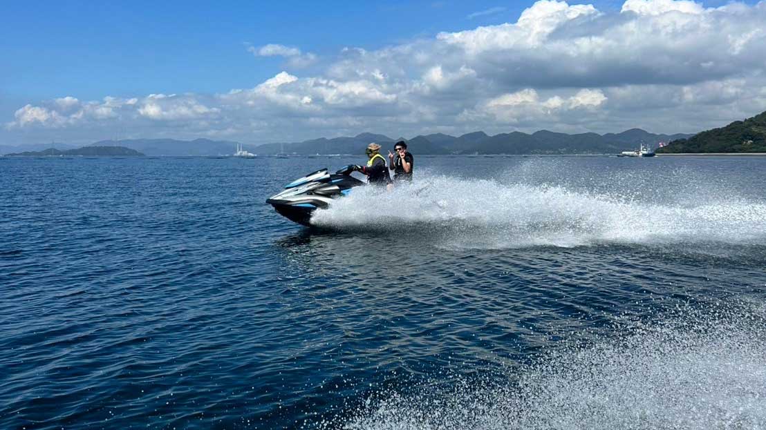 瀬戸内海を水上バイクで海を爽快に駆け抜ける風景