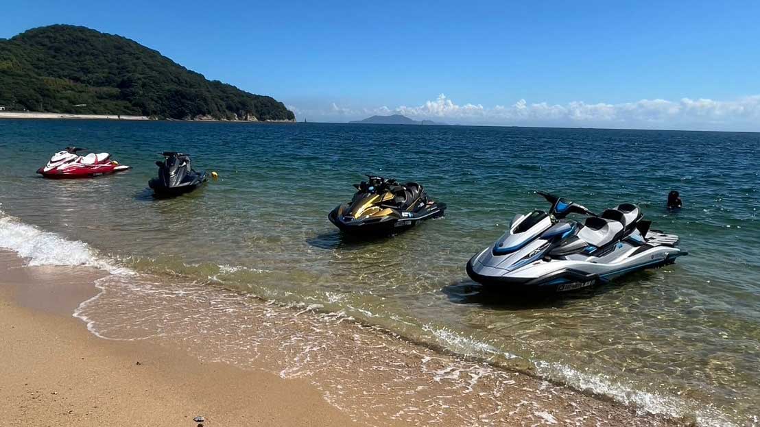 4台の水上バイクの写真