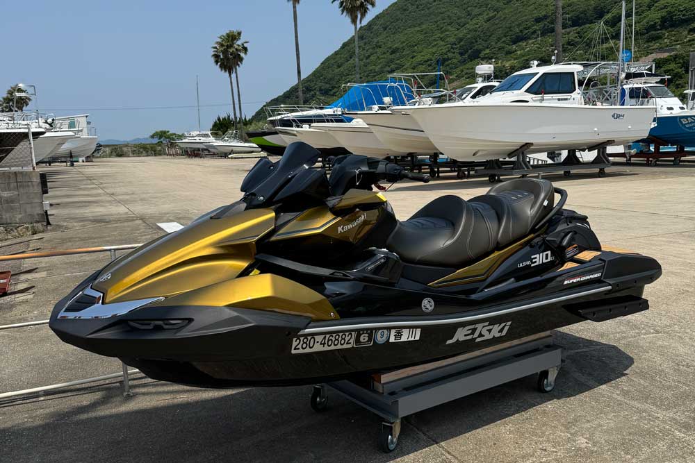 港に停められたKawasakiの水上バイクの写真