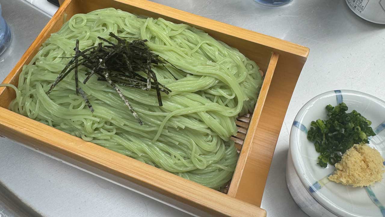 木箱に盛り付けられたオリーブそうめん。刻み海苔がのせられ、横には薬味のネギと生姜が添えられている