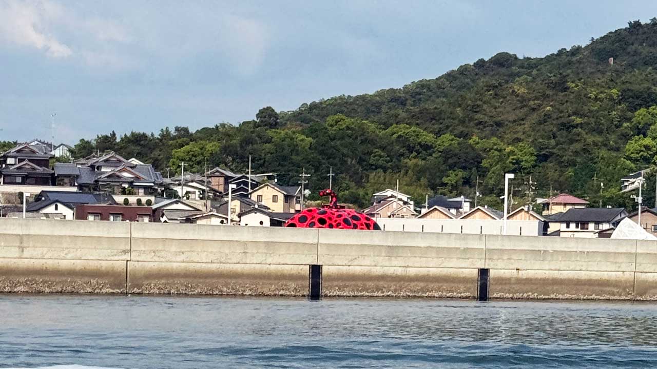 瀬戸内海の穏やかな港町にひっそりとたたずむ赤かぼちゃアート