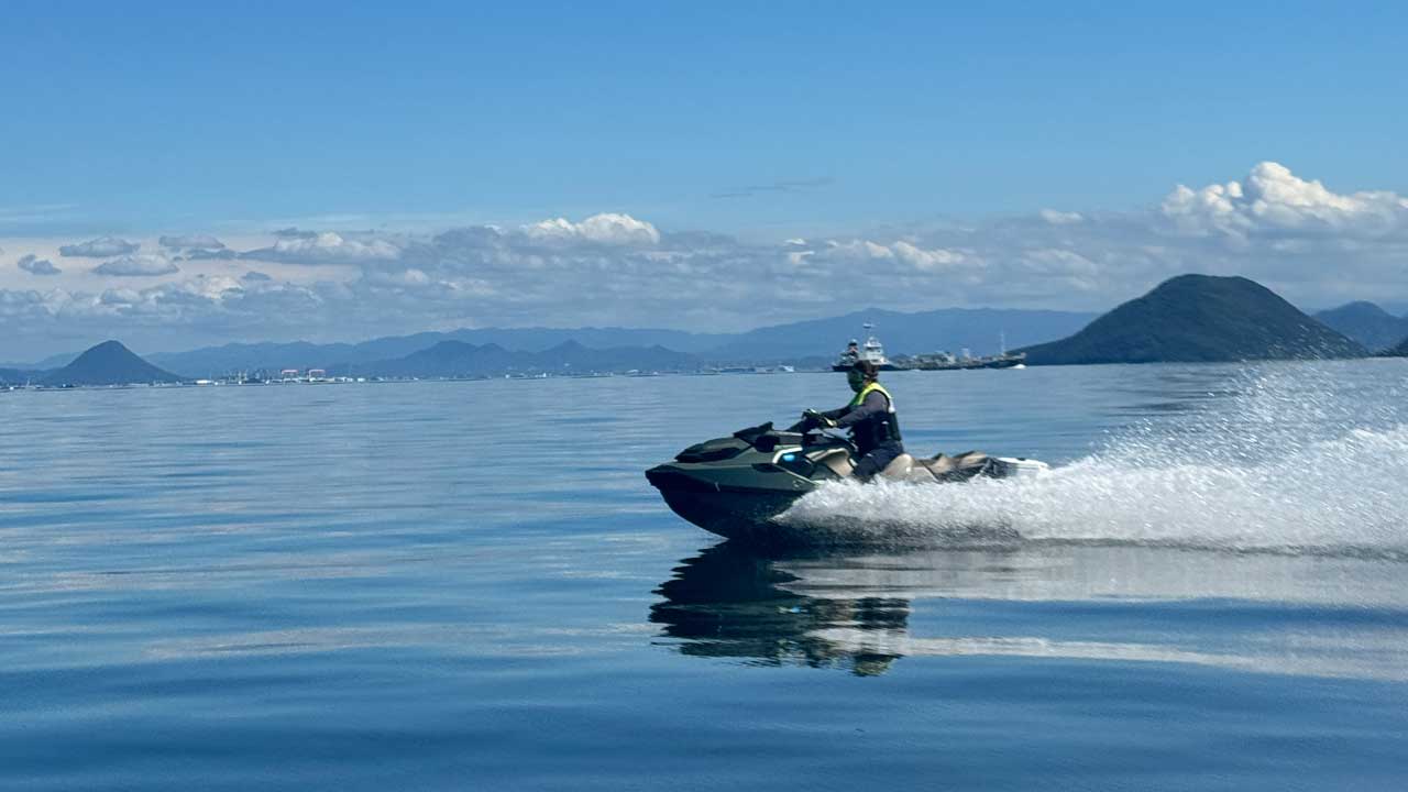 穏やかな海面を颯爽と走る水上バイク