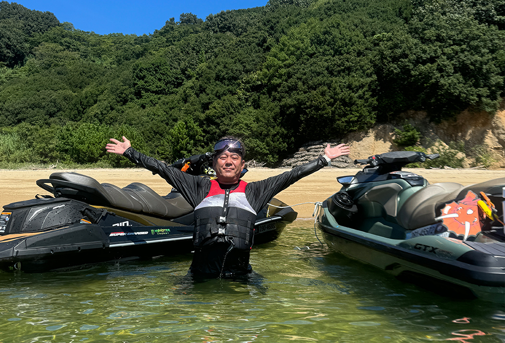 水上バイクと手を広げた男性の写真