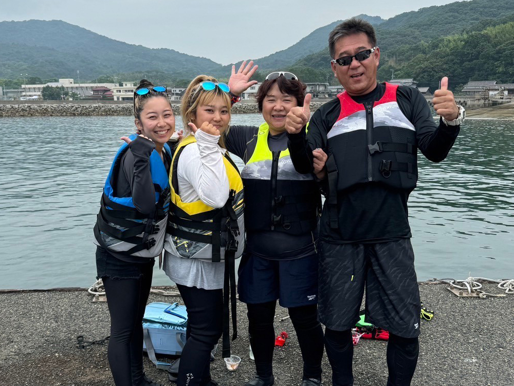 4人の笑顔の写真