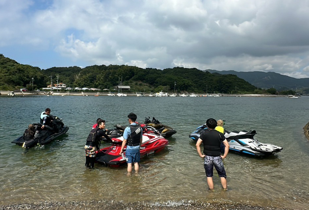 7人が休憩している写真