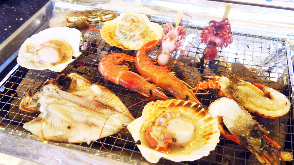 海老、ホタテ、イカ、貝などを網焼きで楽しむ海鮮バーベキュー