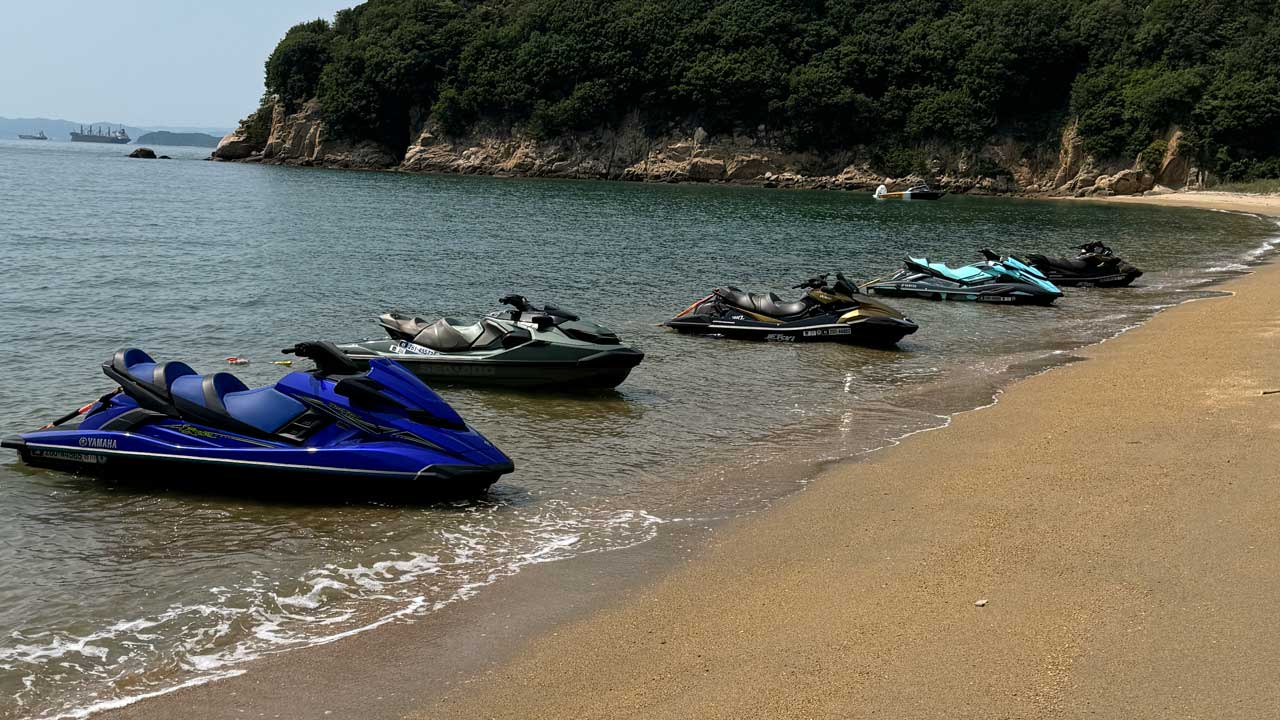砂浜に停められた5台の水上バイク