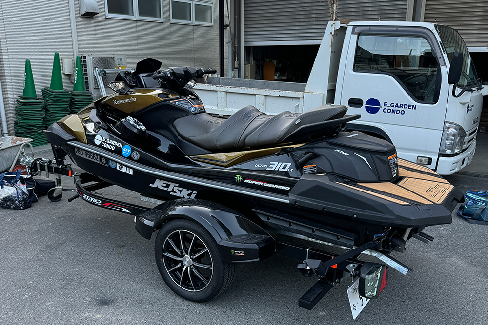 Kawasakiの水上バイクとトラックの写真