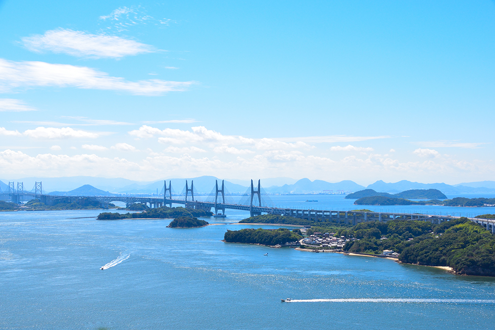 瀬戸内海の美しい景色と瀬戸大橋。青い海と点在する島々が広がる絶景